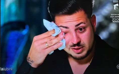Imagini din casa Prințului Marco și a Biancăi Ghiurcă de la „Insula iubirii”. Ceas de perete Rolex, tapet Gucci și perne Hermès