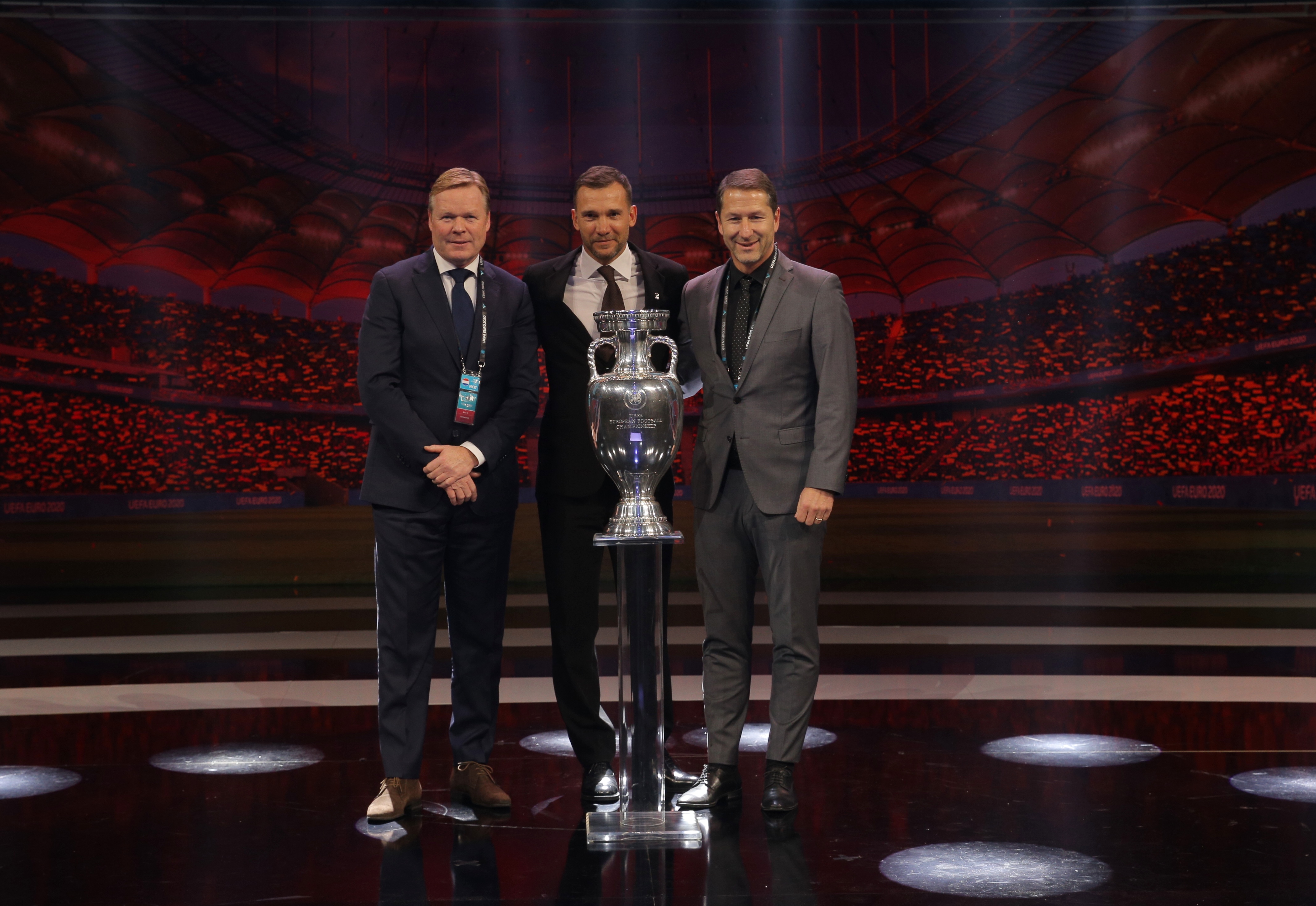 Corina Caragea a strălucit la tragerea la sorți a Euro 2020. Antrenorii au pozat pe grupe cu trofeul! Cele mai spectaculoase imagini / FOTO
