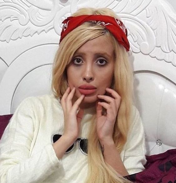 FOTO | Cum arată cu adevărat tânăra care a spus că a făcut 50 de operaţii pentru a avea chipul lui Angelina Jolie