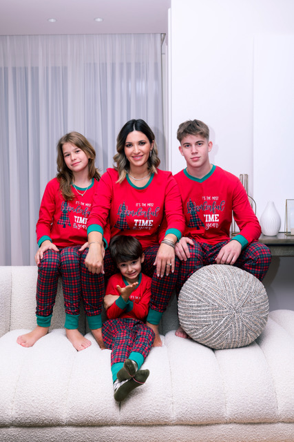 Ela Crăciun, prima ședință foto de Crăciun, în noua casă. Cum a apărut prezentatoarea alături de soț și de cei trei copii ai lor