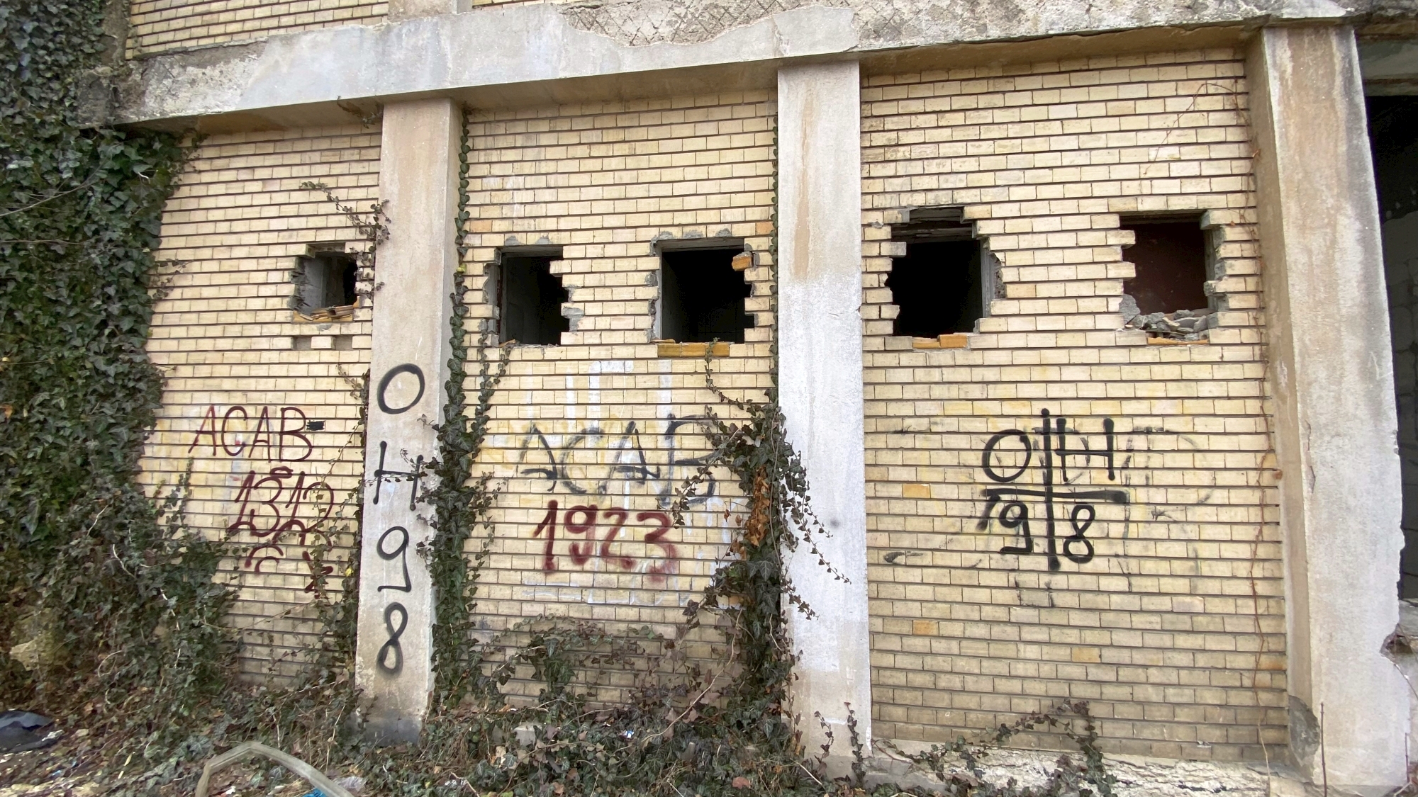 Cum arată la interior cinematograful Giulești, abandonat de autoritățile locale de mai bine de 20 de ani. Disputa dintre edili pe clădirea-simbol a cartierului