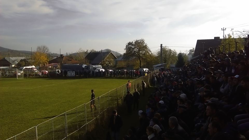 ”Lupii” și-au luat Avântul. A fost bătaie la Măneciu. Cristi Vlad, oficial al Petrolului, și-a ”furat-o” la înghesuială! Farul, Ceahlăul și ”U” defilează și ele / FOTO&VIDEO