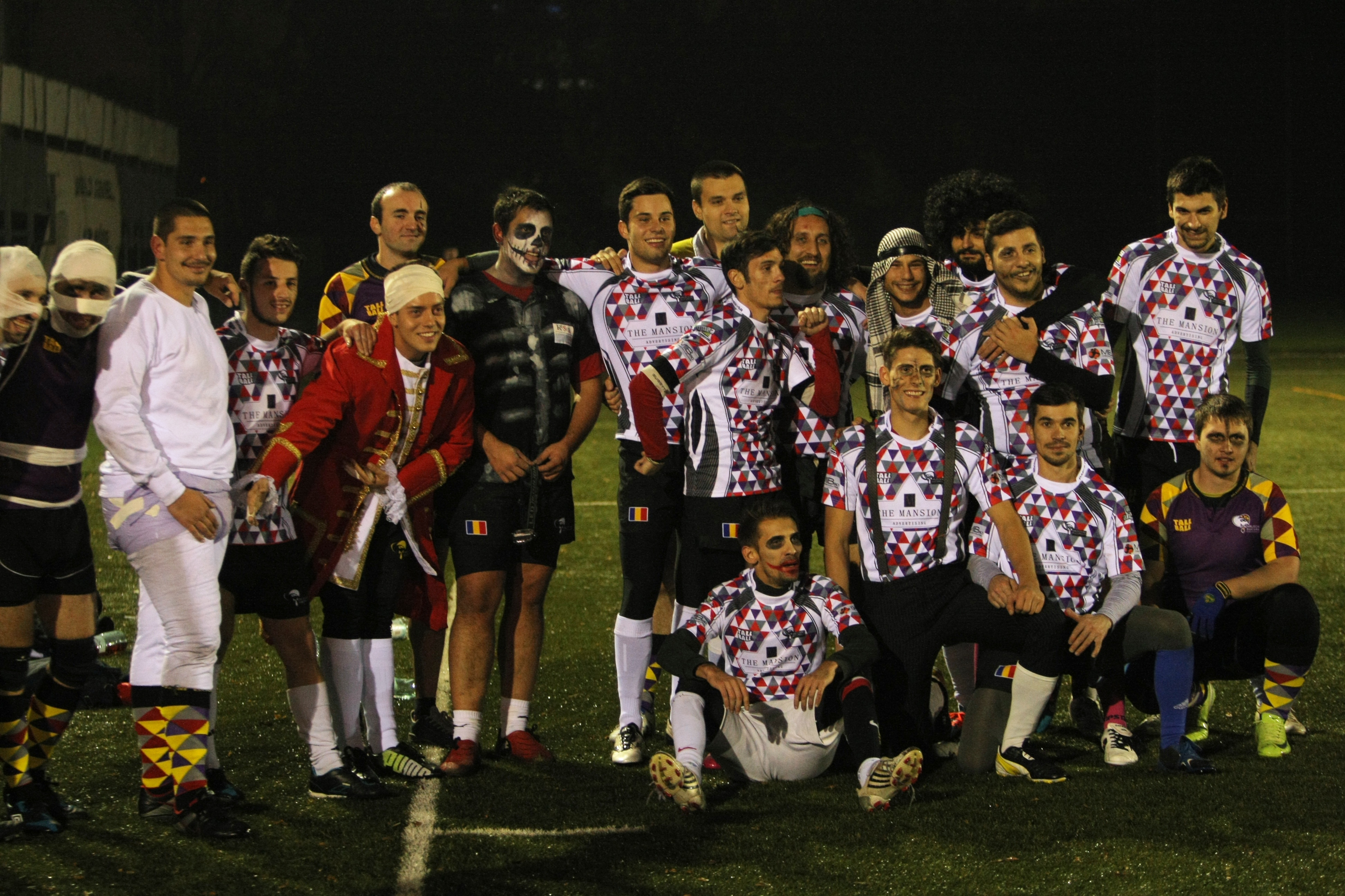 FOTO / Meci de groază la ”Arcul de Triumf”! Arlechinii şi Rebelii au jucat rugby-fotbal american