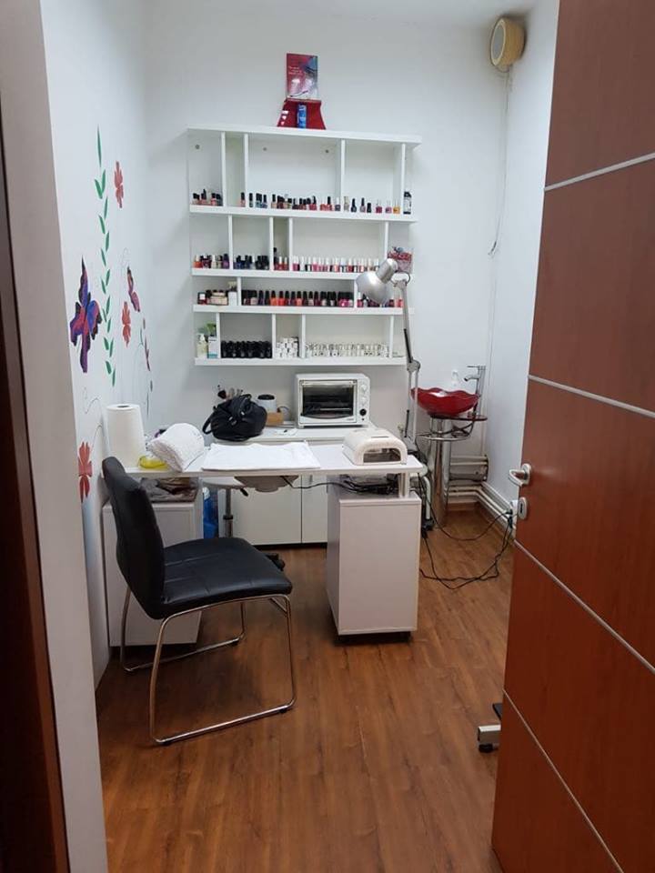 Adriana Bahmuțeanu are probleme cu banii? Ce se întâmplă cu salonul de înfrumusețare și atelierul de croitorie pe care le avea cu prietena ei | FOTO
