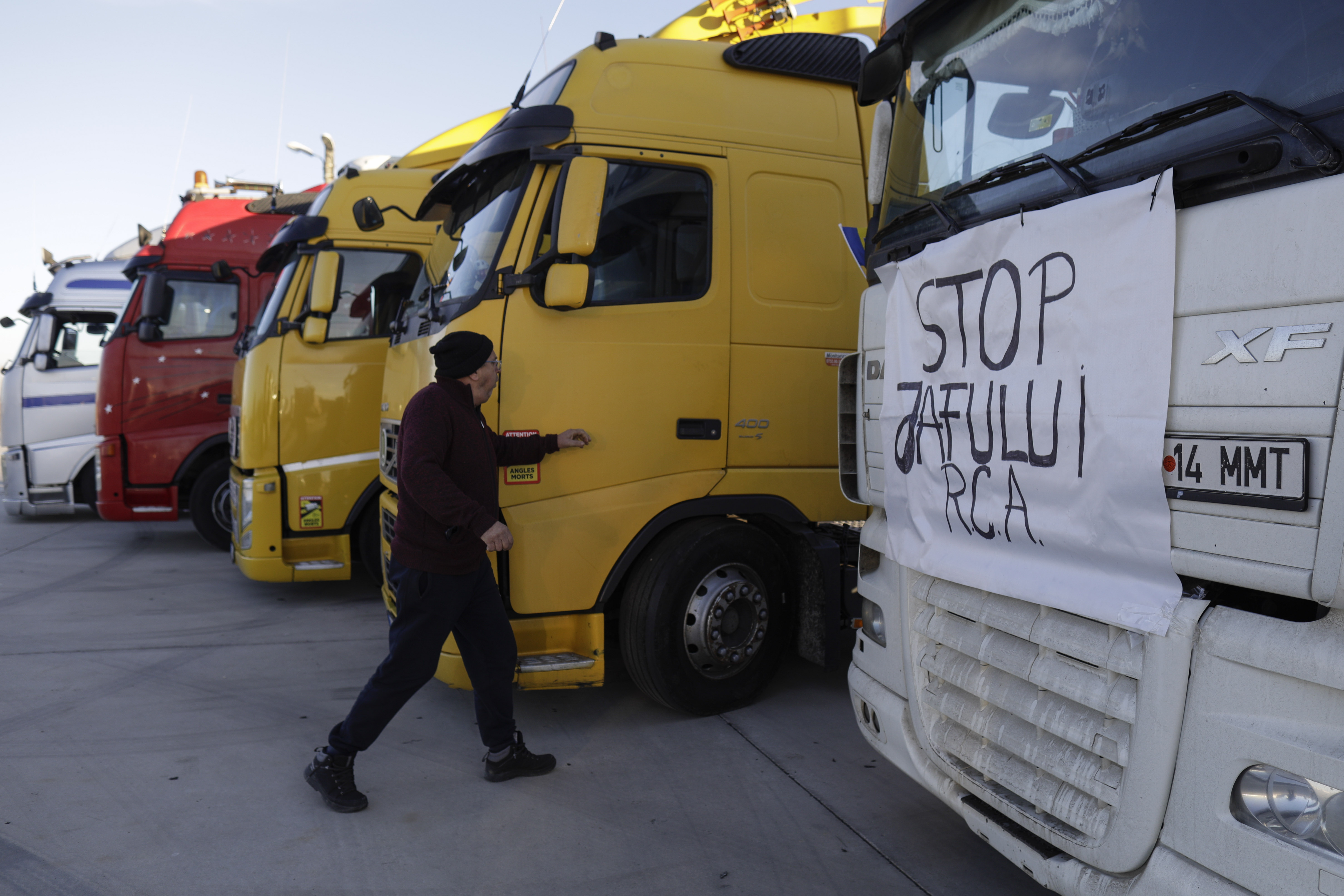 Transportatorii și fermierii, blocați de forțele de ordine să intre în Capitală, în a doua zi de proteste. Predoiu: „Trebuie să aibă autorizație”