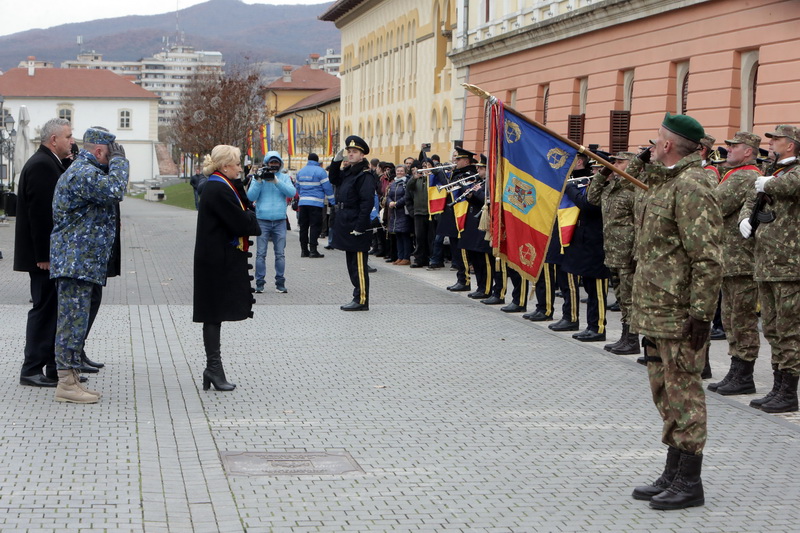 FOTO. Viorica Dăncilă participă la parada de Ziua Naţională de la Focşani, alături de mai mulţi miniştri