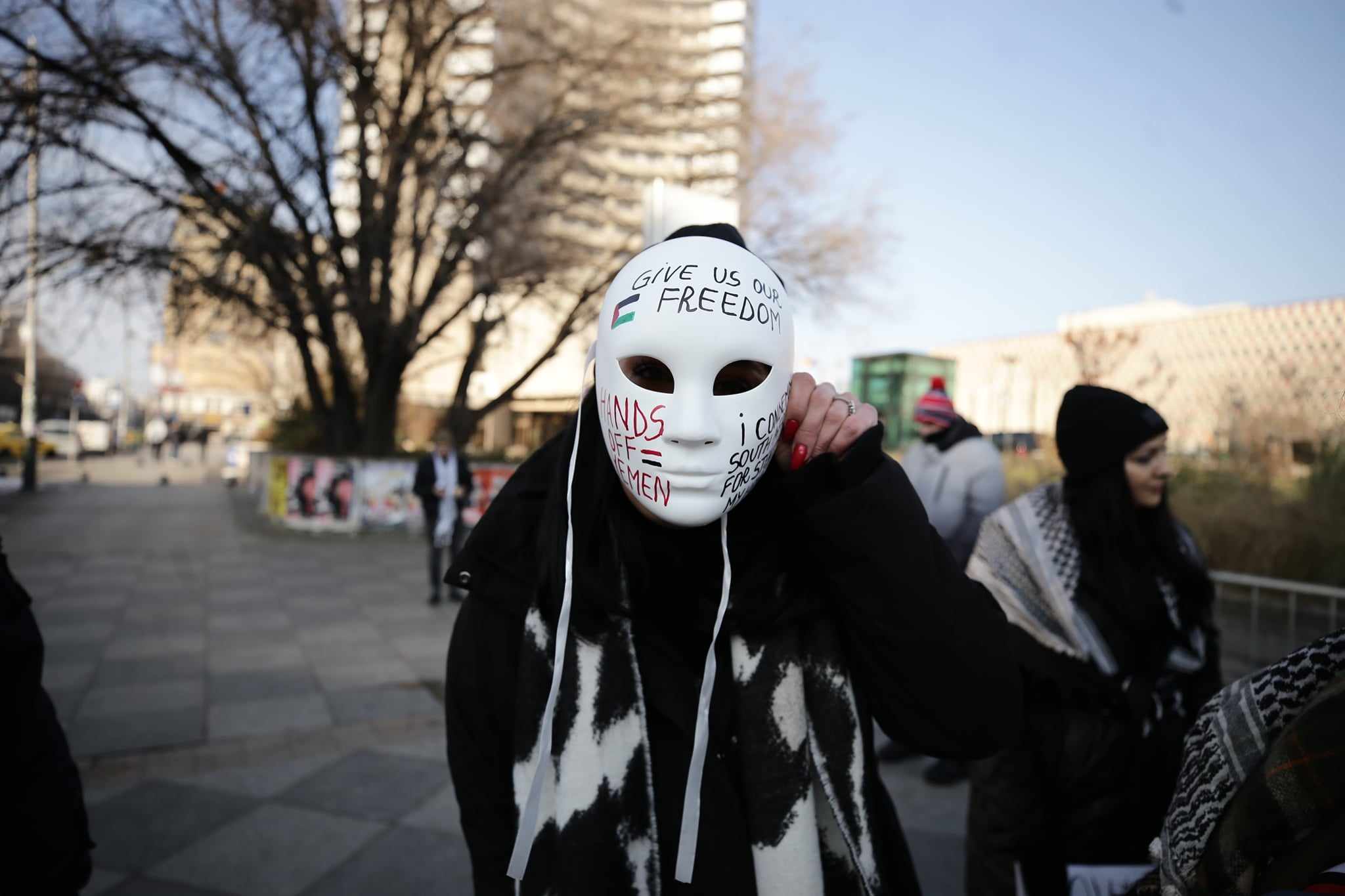 Manifestație pro-Palestina în București. Participanții au avut tobe şi fluiere, iar alţii au afişat pancarte: „Opriţi masacrul din Gaza”