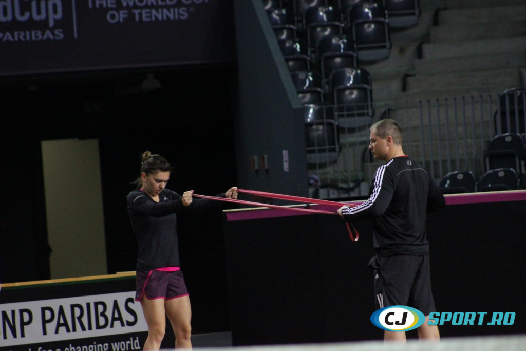 Fed Cup. Simona Halep a intrat în sală. Imagini de la primul antrenament al liderului României