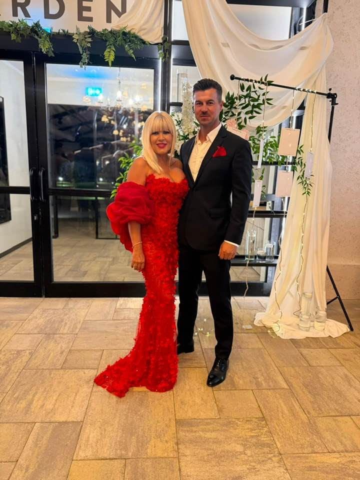 Elena Udrea, apariție spectaculoasă în rolul de nașă. Imagini cu rochia roșie cu trenă aleasă pentru marele eveniment