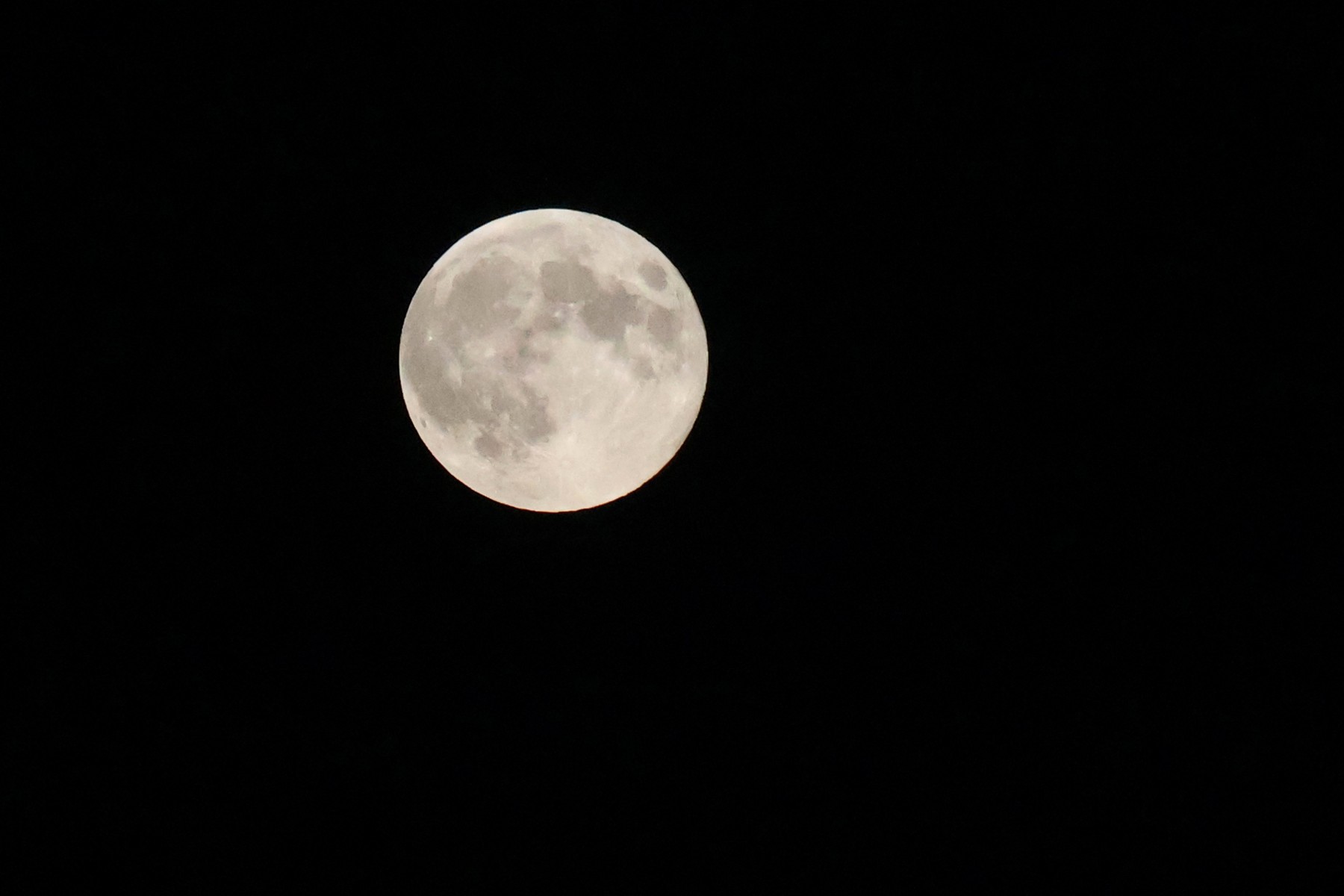 Imagini unice cu Luna Vânătorului, cea mai mare și mai strălucitoare superlună din 2024