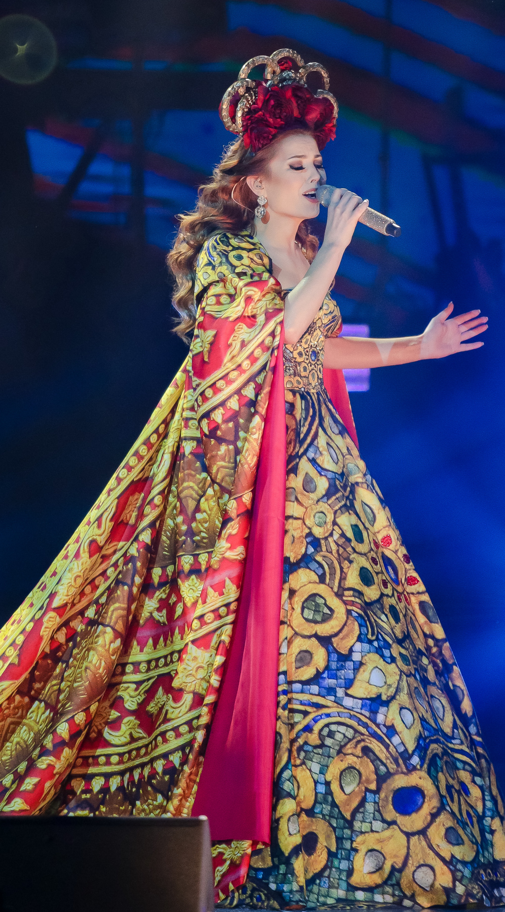 GALERIE FOTO | Elena Gheorghe, parada modei la ultimul său concert! A purtat rochii speciale, una dintre ele cu fotografiile bunicii