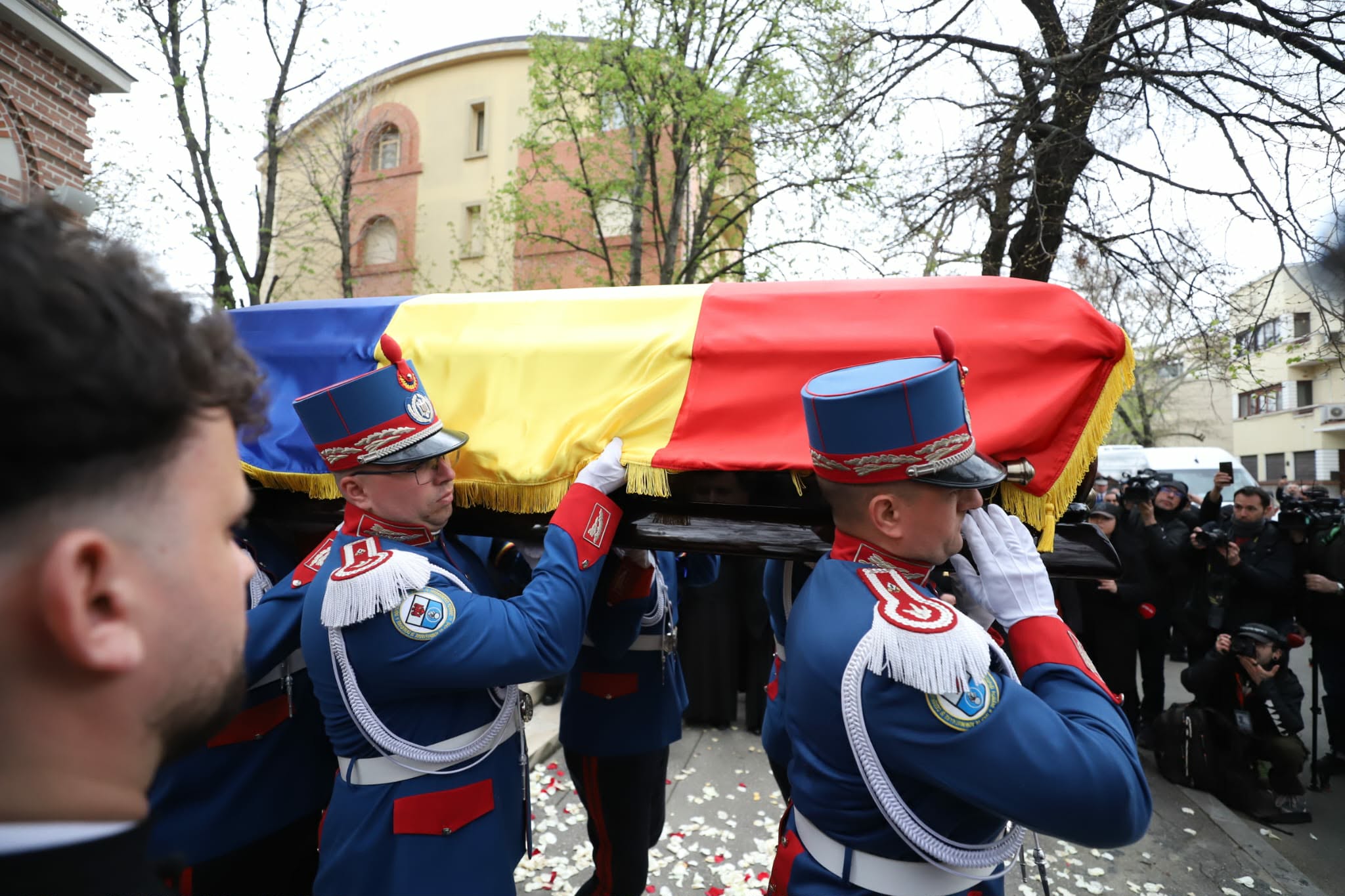 Imagini sfâșietoare la înmormântarea lui Mircea Lucescu. Neli Lucescu, ținută strâns de mână de fiu și sprijinită de noră