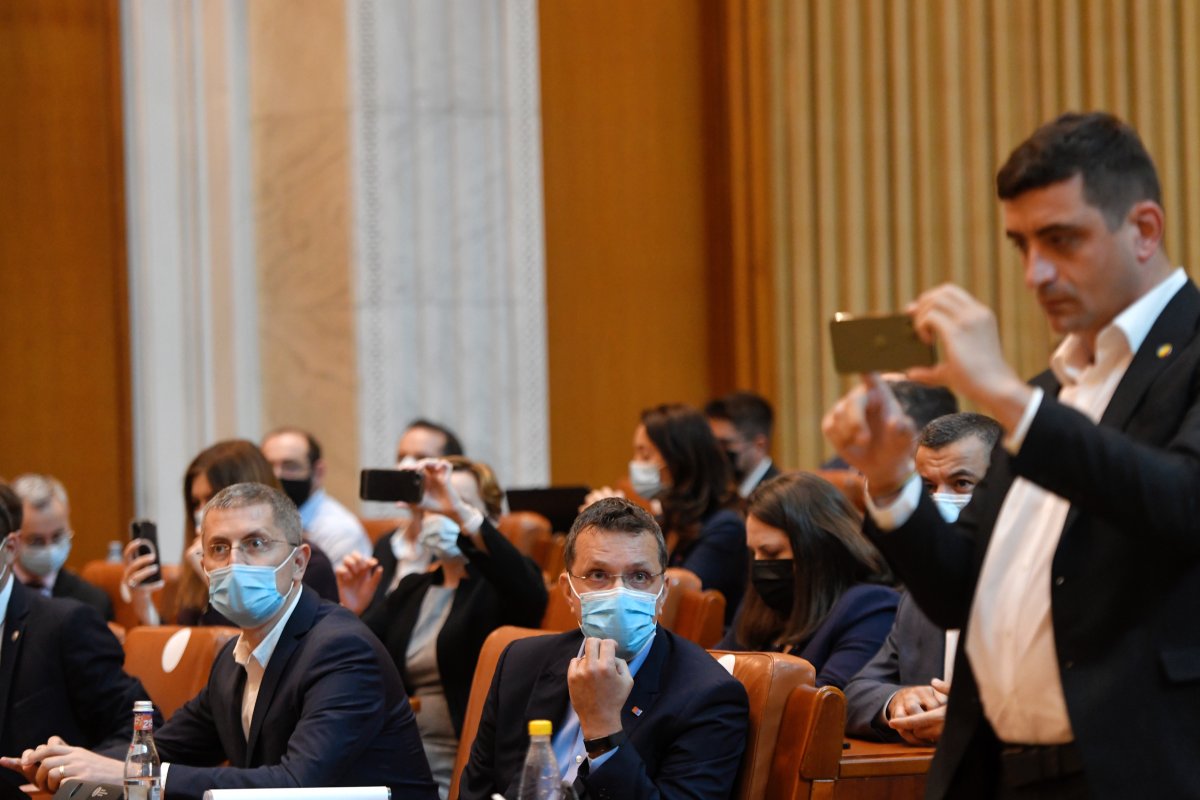 Cîțu: Vreau să văd că autoritățile îi amendează pe parlamentarii AUR care nu au purtat mască în Parlament