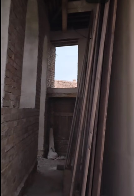 Imagini noi cu casa pe care o renovează Dana Rogoz la Viscri. Lucrările la locuința săsească au avansat