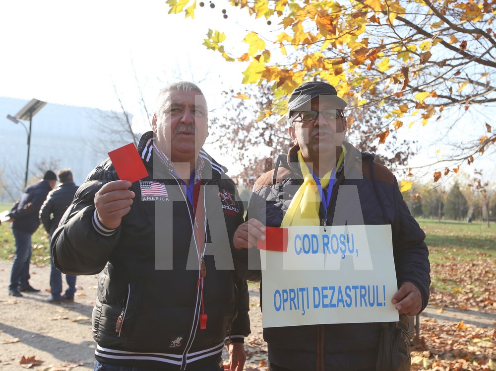 Protest la Parlament, împotriva măsurilor luate de Executiv / FOTO&VIDEO