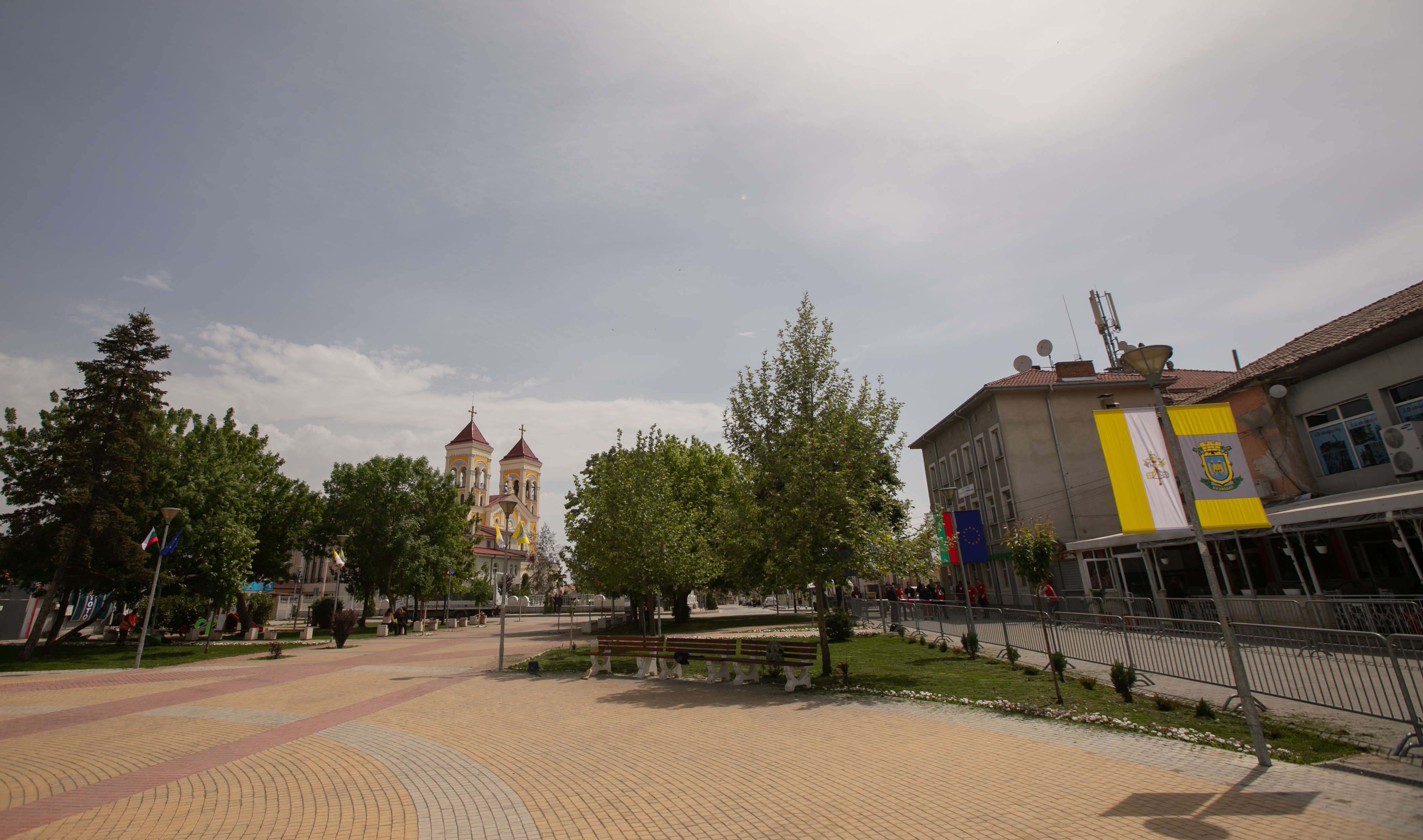 CORESPONDENȚĂ din Bulgaria | Papa vine în Urziceniul vecinilor! Ultimele pregătiri înainte de sosirea Suveranului Pontif la Rakovski, un orășel de doar 17.000 locuitori