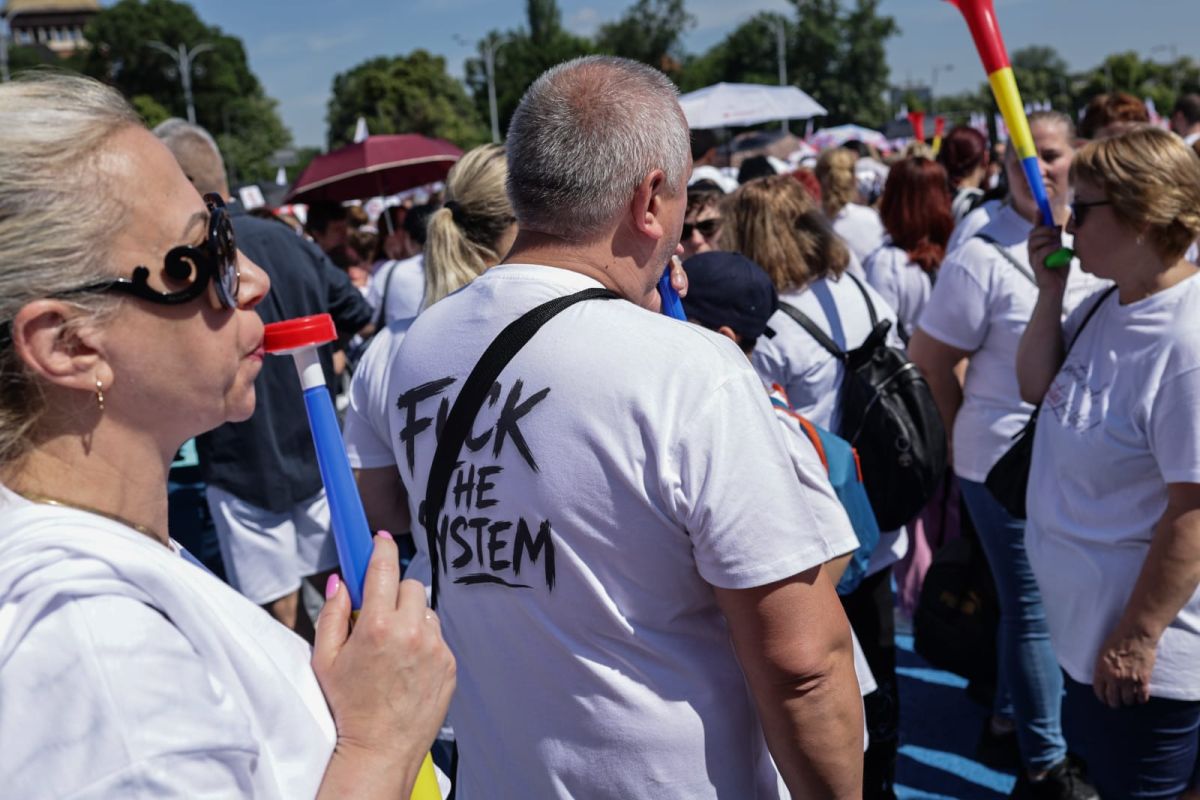 Proteste din cauza legii salarizării: sindicaliștii SANITAS, angajații de la Fabrica de Arme Cugir, ANAF și magistrații se revoltă