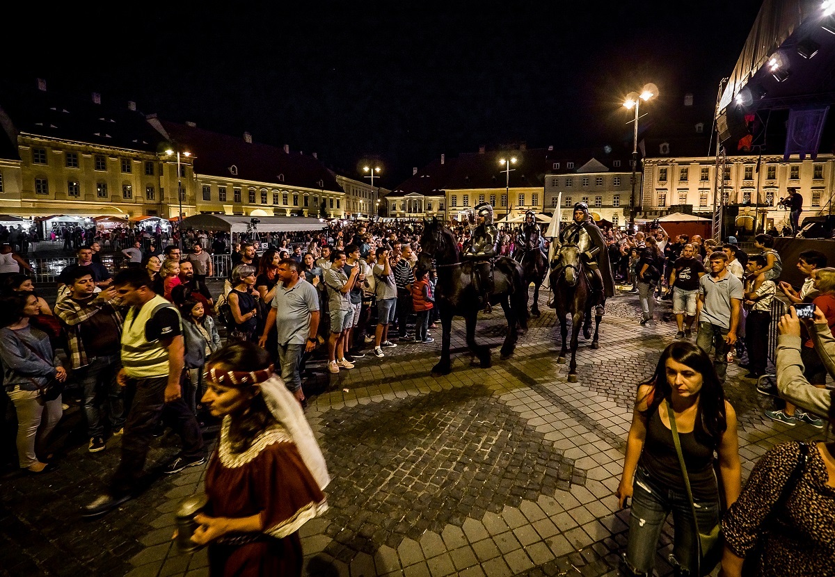 Atmosferă de poveste la Festivalul Medieval din Sibiu 2017. Cavaleri, domnițe și rock medieval în Piața Mare