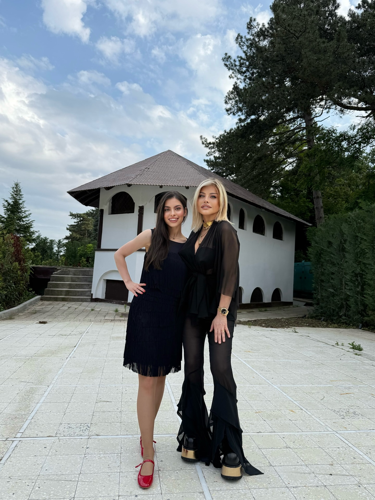 Ținuta transparentă purtată de Loredana Groza la ziua ei de naștere. Fanii au reacționat: „Arăți mai bine ca la 18 ani”