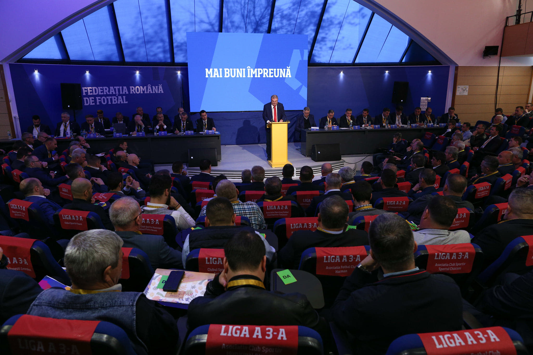 FOTO | Adunarea Generală a FRF 2019. S-a schimbat sigla FRF. Trolere și alte suveniruri, cadou pentru membri! Cine e Maria Ceaușilă, senzația zilei