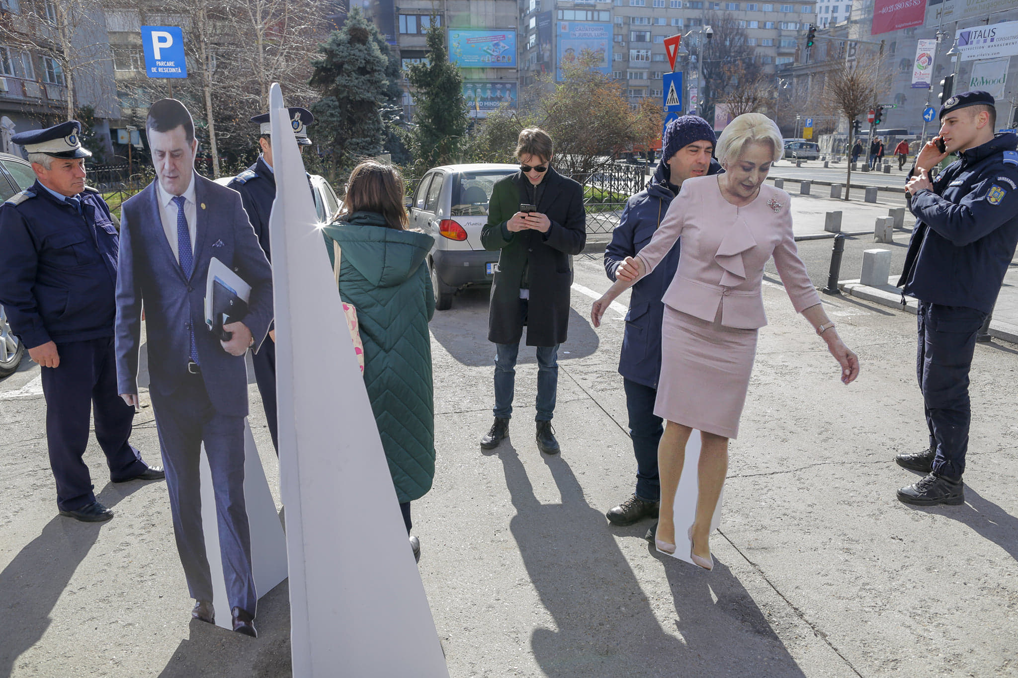 UPDATE: Lingou uriaș, adus în semn de protest la Ministerul Economiei. Activiștii nu au fost primiți la discuții de Niculae Bădălău / FOTO&VIDEO
