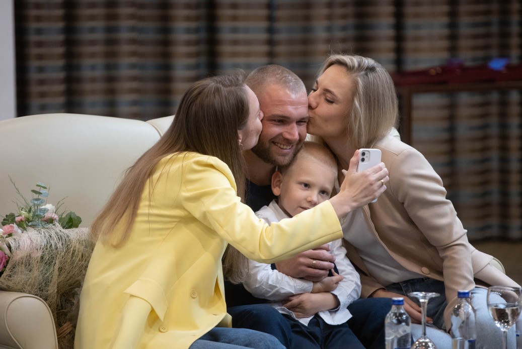 Comandanții Batalionului Azov s-au întâlnit cu familiile lor pentru prima oară de când au fost eliberați de ruși, într-un schimb de prizonieri
