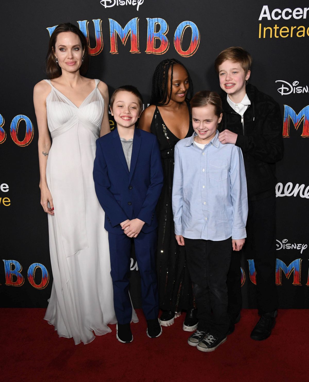 Angelina Jolie, apariție rară pe covorul roșu, alături de copiii ei. Ce mari s-au făcut Zahara, Shiloh, Vivienne și Knox!