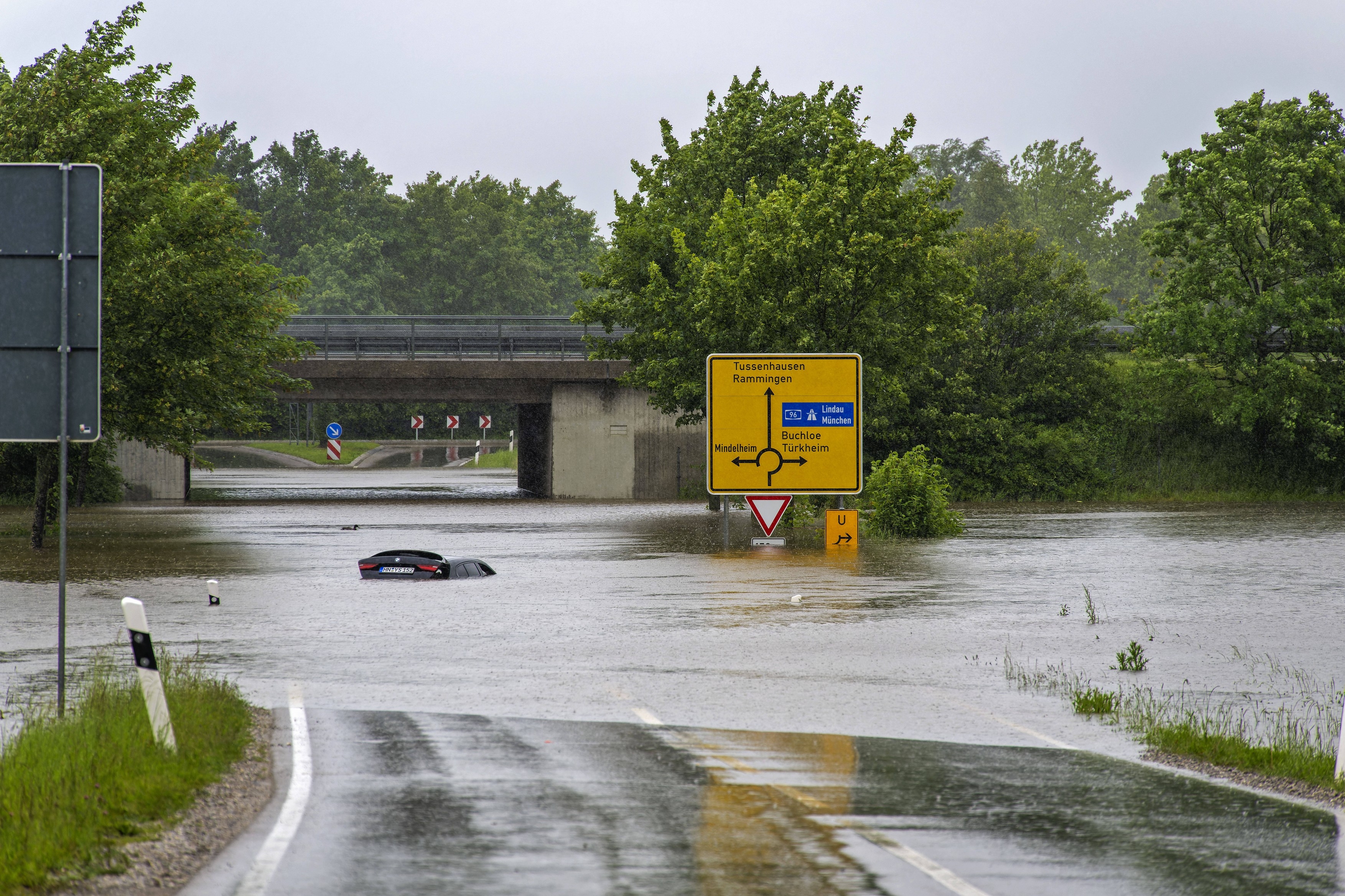 Închisoare evacuată și porțiuni de autostradă închise, după inundațiile masive din Bavaria. Stare de urgență, în mai multe zone