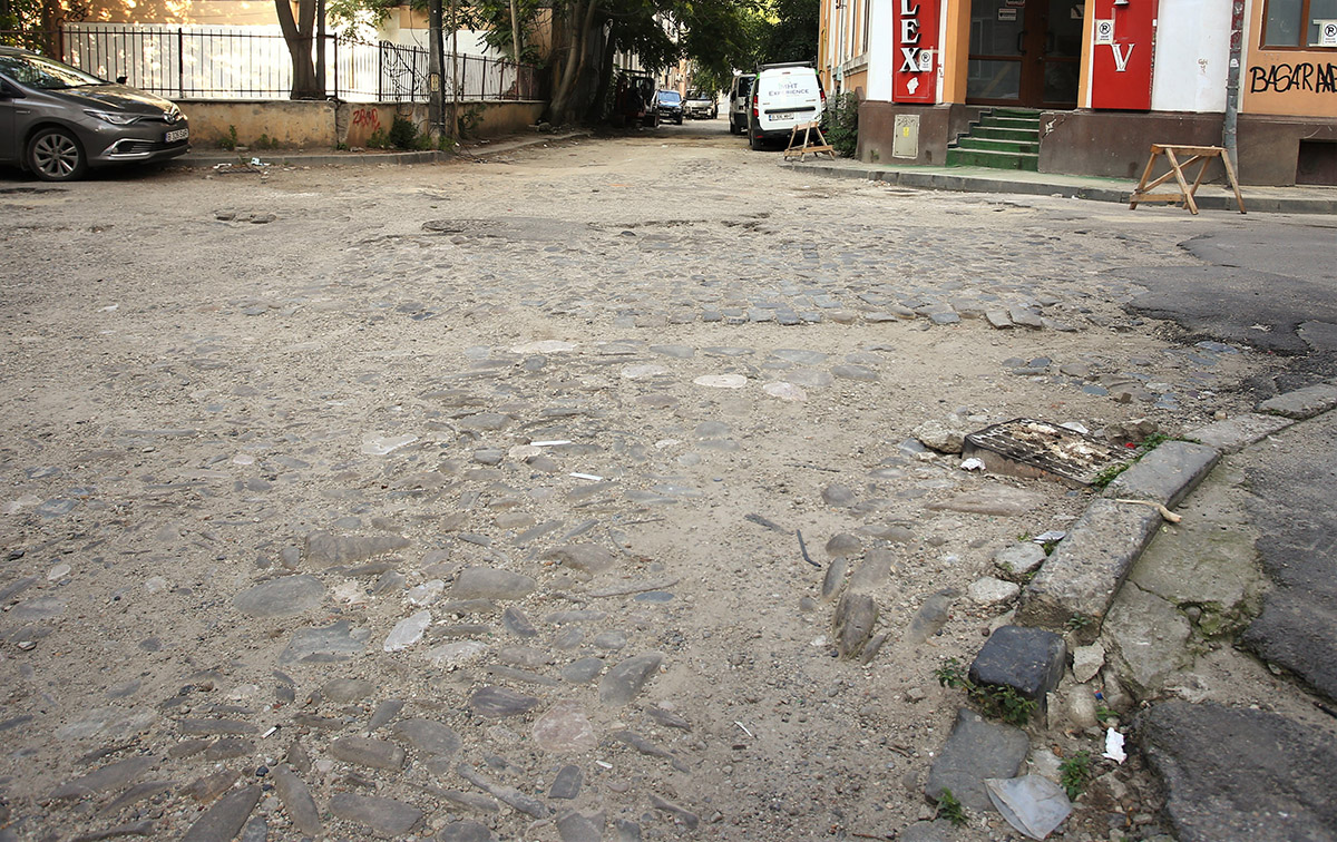 Care sunt cele 60 de străzi din București pe care trebuie să le asfalteze Nicușor Dan