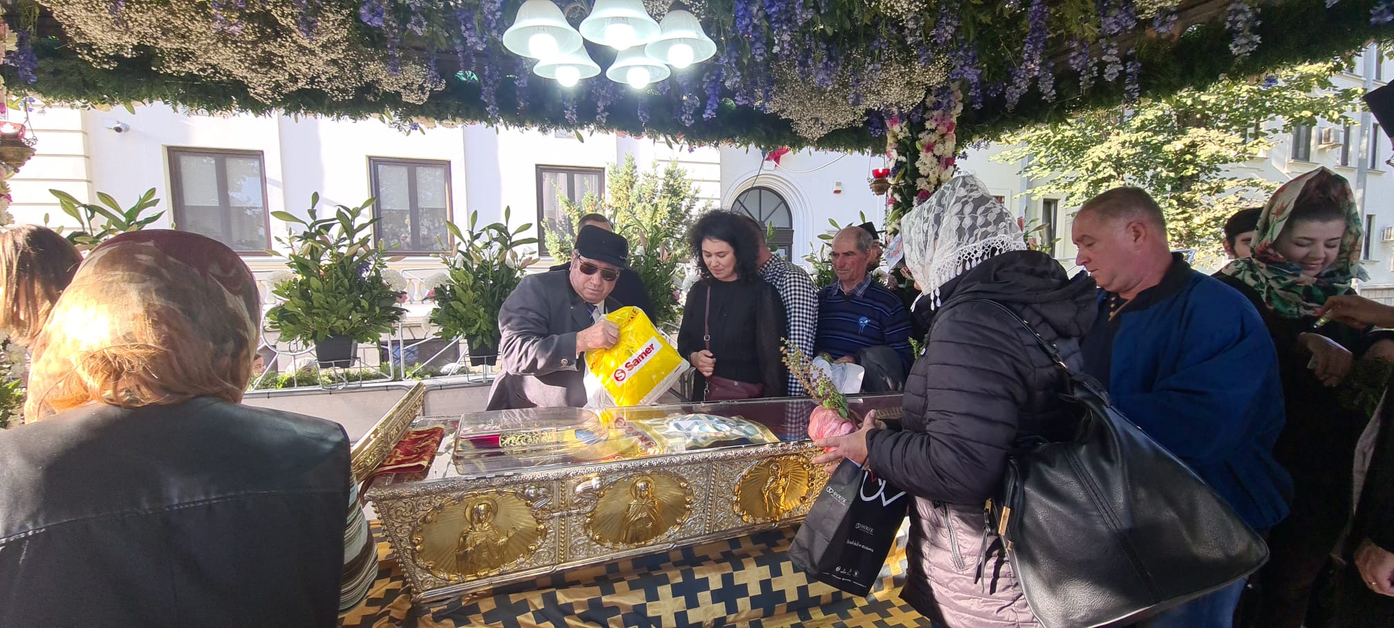 Teama de război a intrat în rugăciunile pelerinilor de la Sfânta Parascheva. „Să ne ferească Sfânta de toți cei răi!”