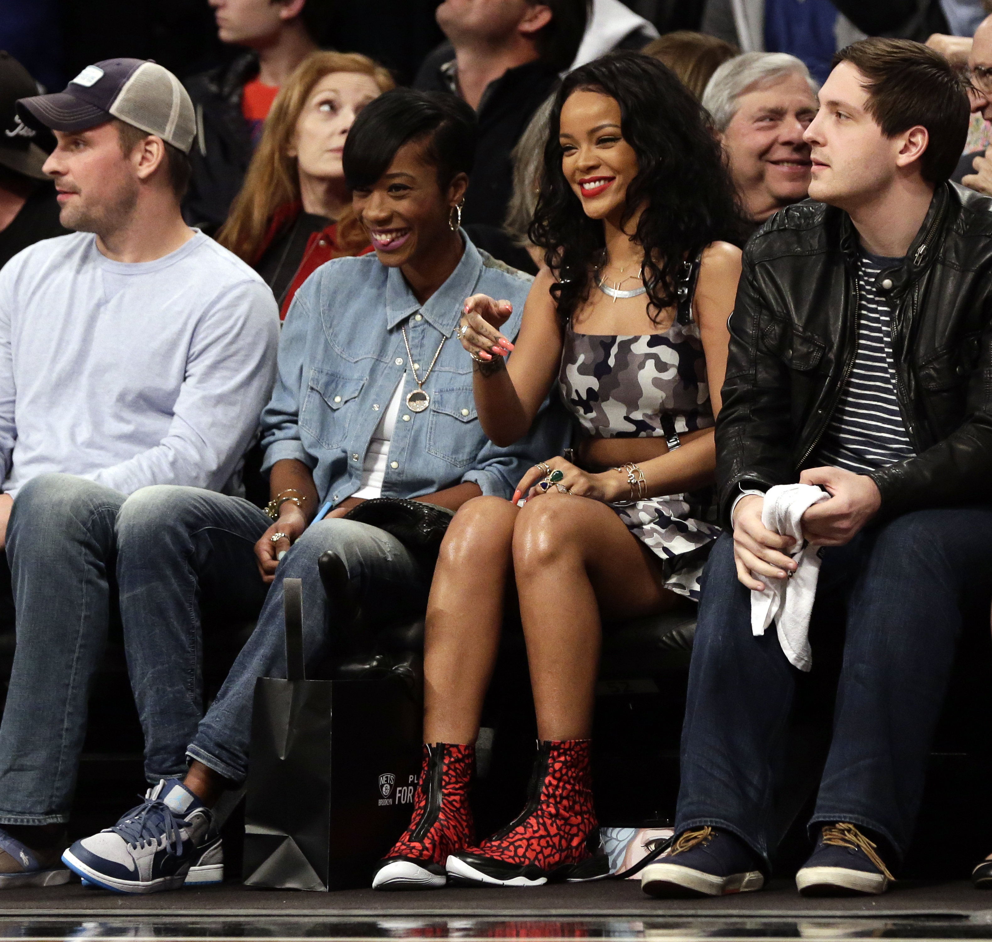 Rihanna i-a închis gura lui Mayweather! / GALERIE FOTO HOT