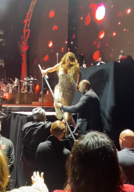 Rihanna, cerință îndrăzneață pentru Mariah Carey: Pe ce parte a corpului a pus-o să-i dea un autograf. Video
