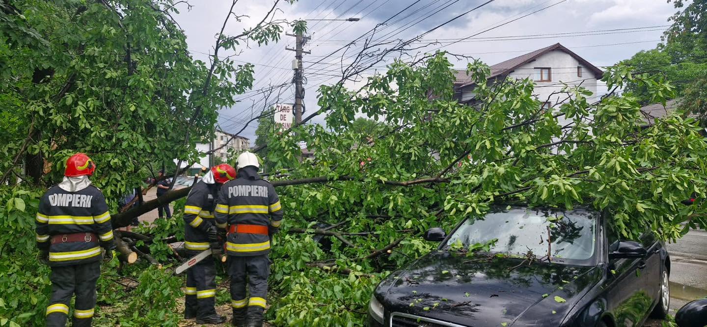 Bilanț negru al potopului în București și Ilfov: 1.000 de copaci căzuți, sute de case inundate, 456 de mașini distruse. Stația Piața Victoriei 2 rămâne închisă