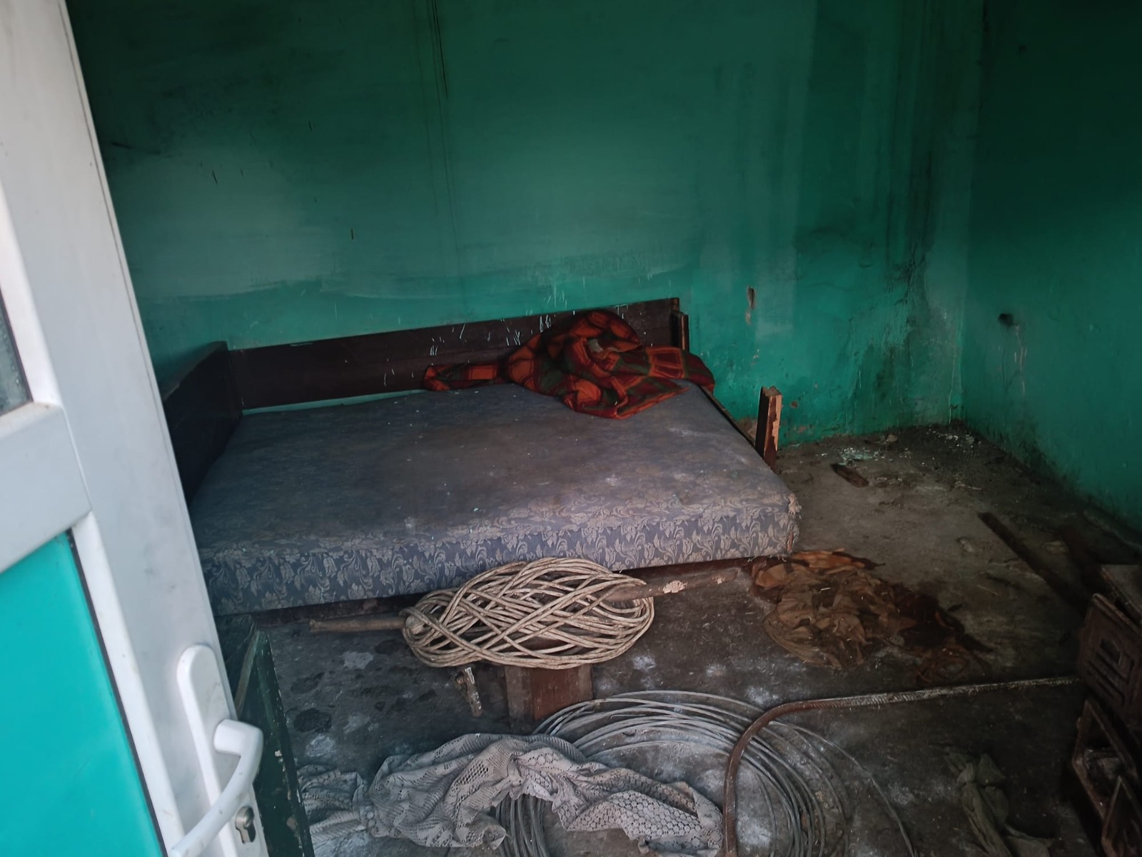 Copil ținut într-o cuşcă, bătut și obligat să muncească la o stână din Braşov, timp de patru ani. FOTO