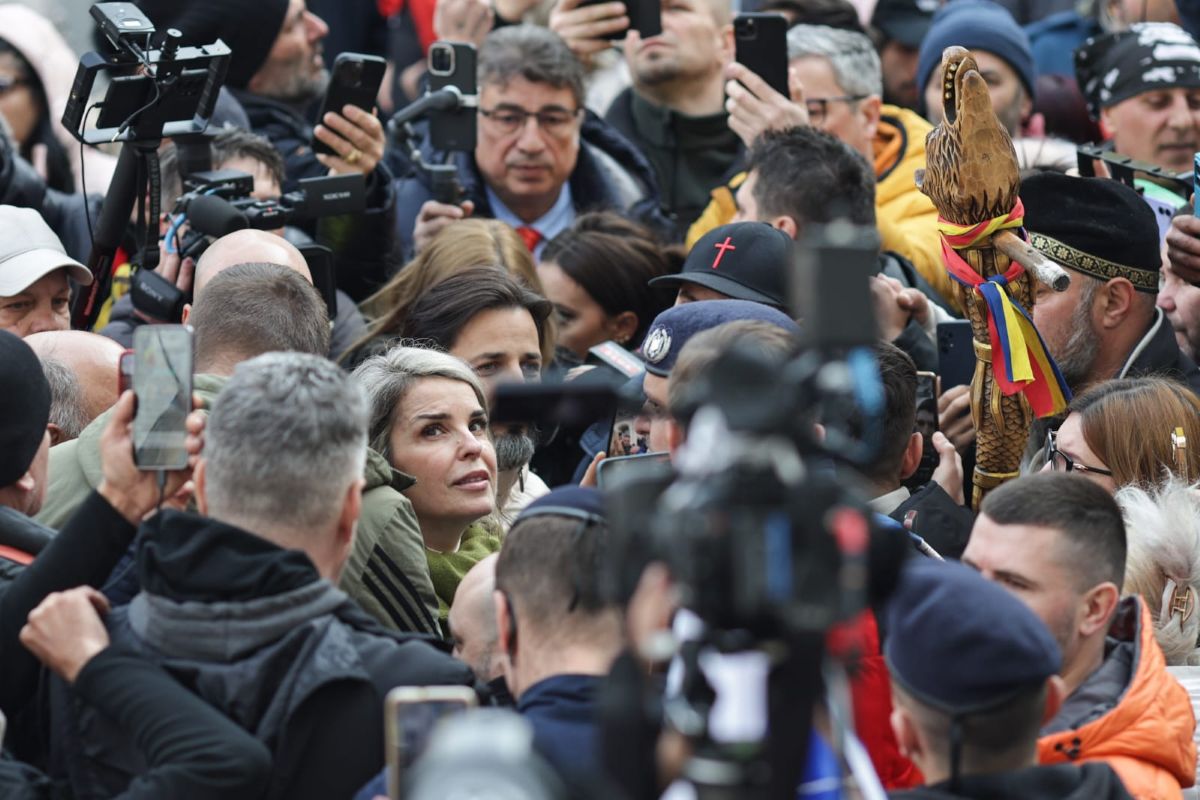Unul dintre bodyguarzii Cristelei Georgescu a venit la protest cu o armă de foc neletală, pe care nu avea dreptul să o poarte la adunări publice
