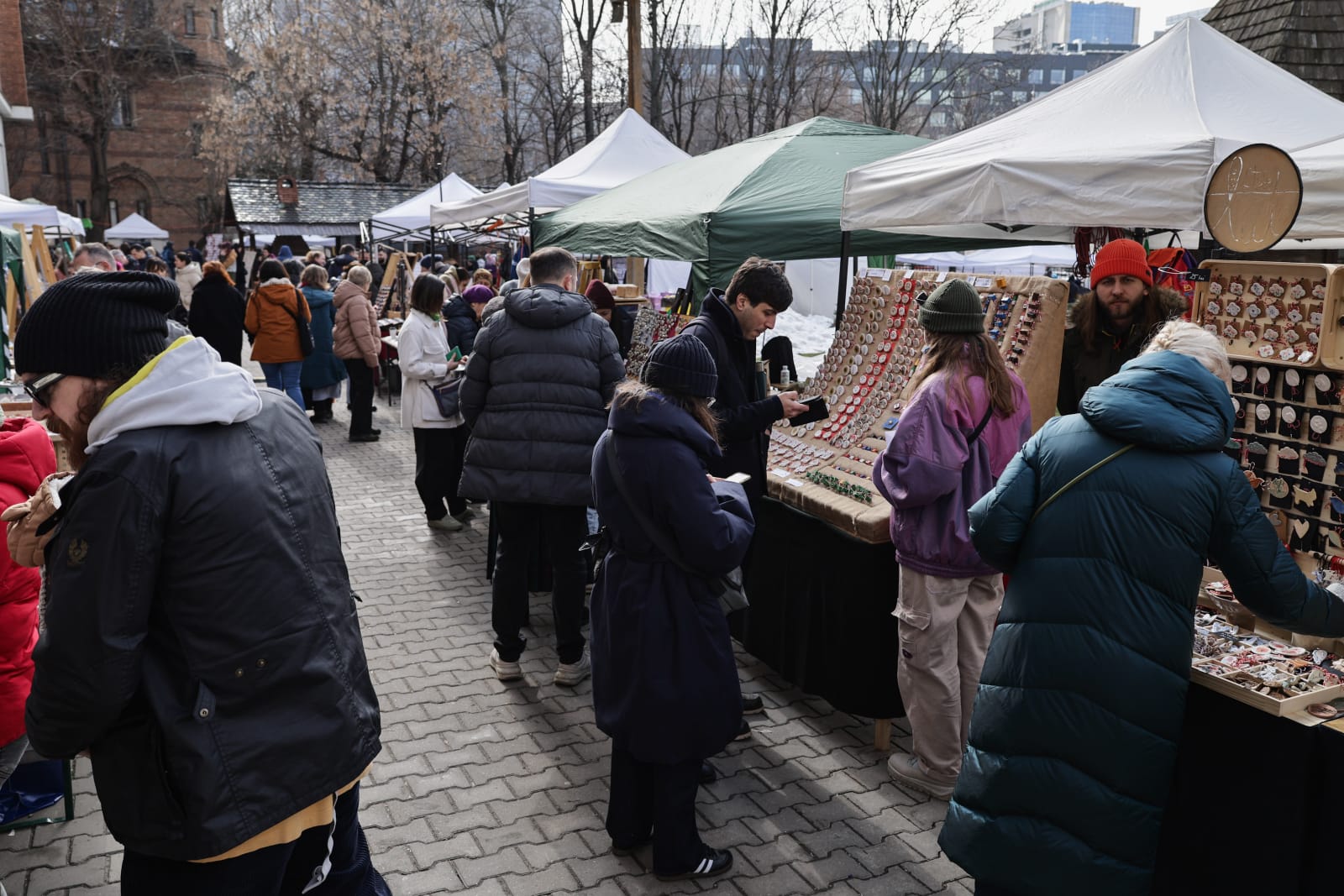 De la mărțișoare handmade la adevărate bijuterii din aur și argint: ce prețuri găsești la Târgul Mărțișorului 2026