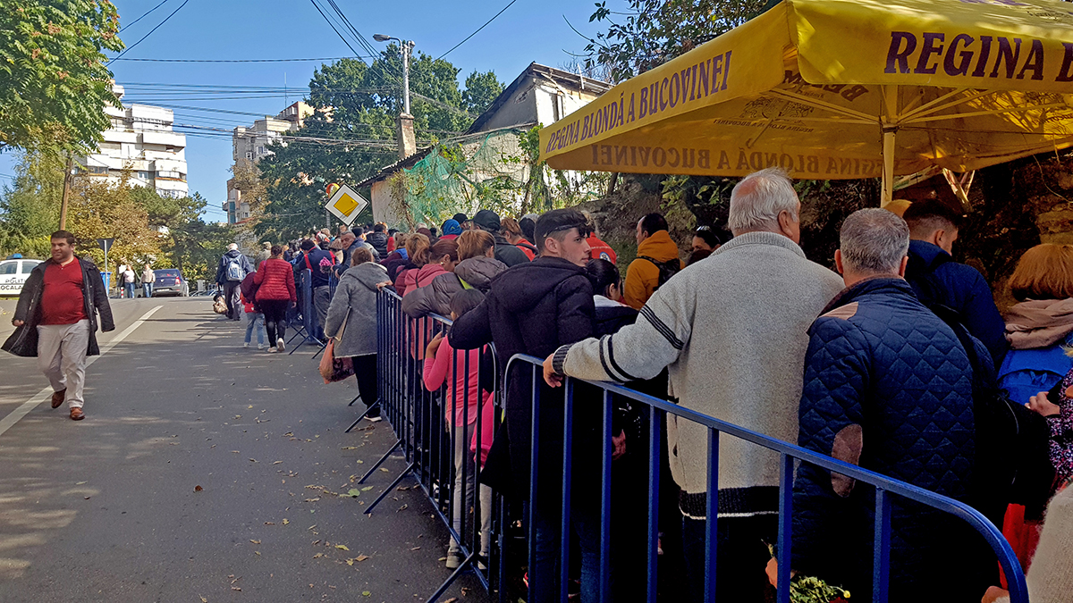 Zeci de mii de oameni s-au închinat la racla Sfintei Parascheva, în prima zi a pelerinajului de la Iași