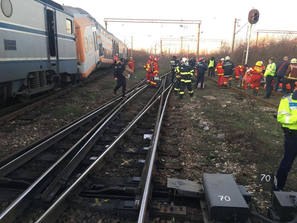 UPDATE | Accident feroviar soldat cu 11 victime, după ciocnirea a două trenuri între Ploiești și Brazi. Un rănit, dus cu elicopterul la București