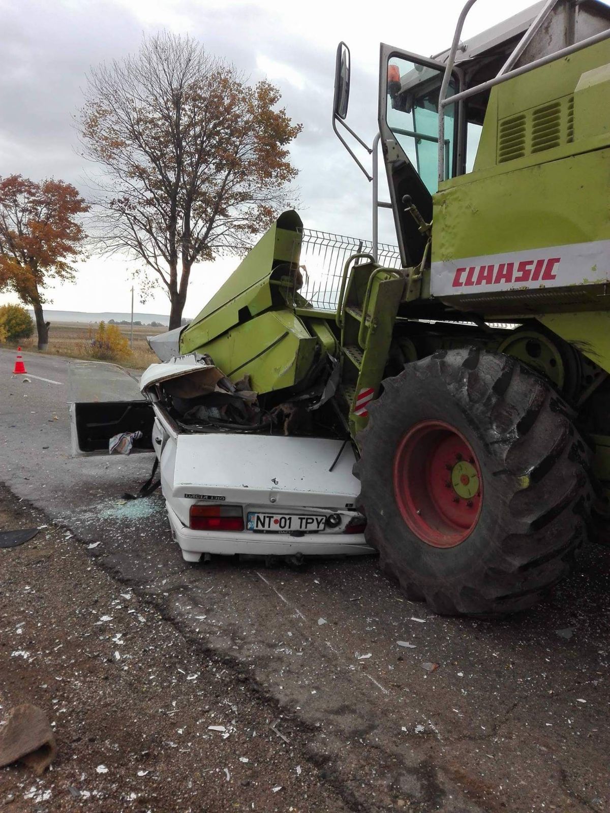 FOTO| Accident violent în Timișești, județul Neamț. A murit, după ce a intrat cu mașina sub o combină