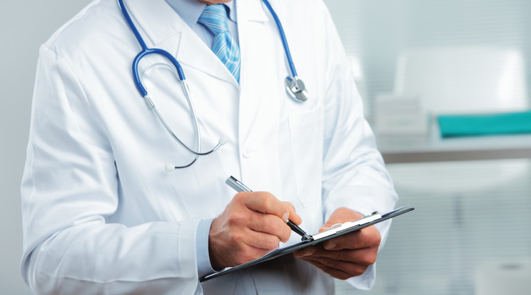 Vádat emeltek a szexfüggő háziorvos ellen, aki a pácienseivel hancúrozott a rendelőjében, miközben a betegek kint várakoztak