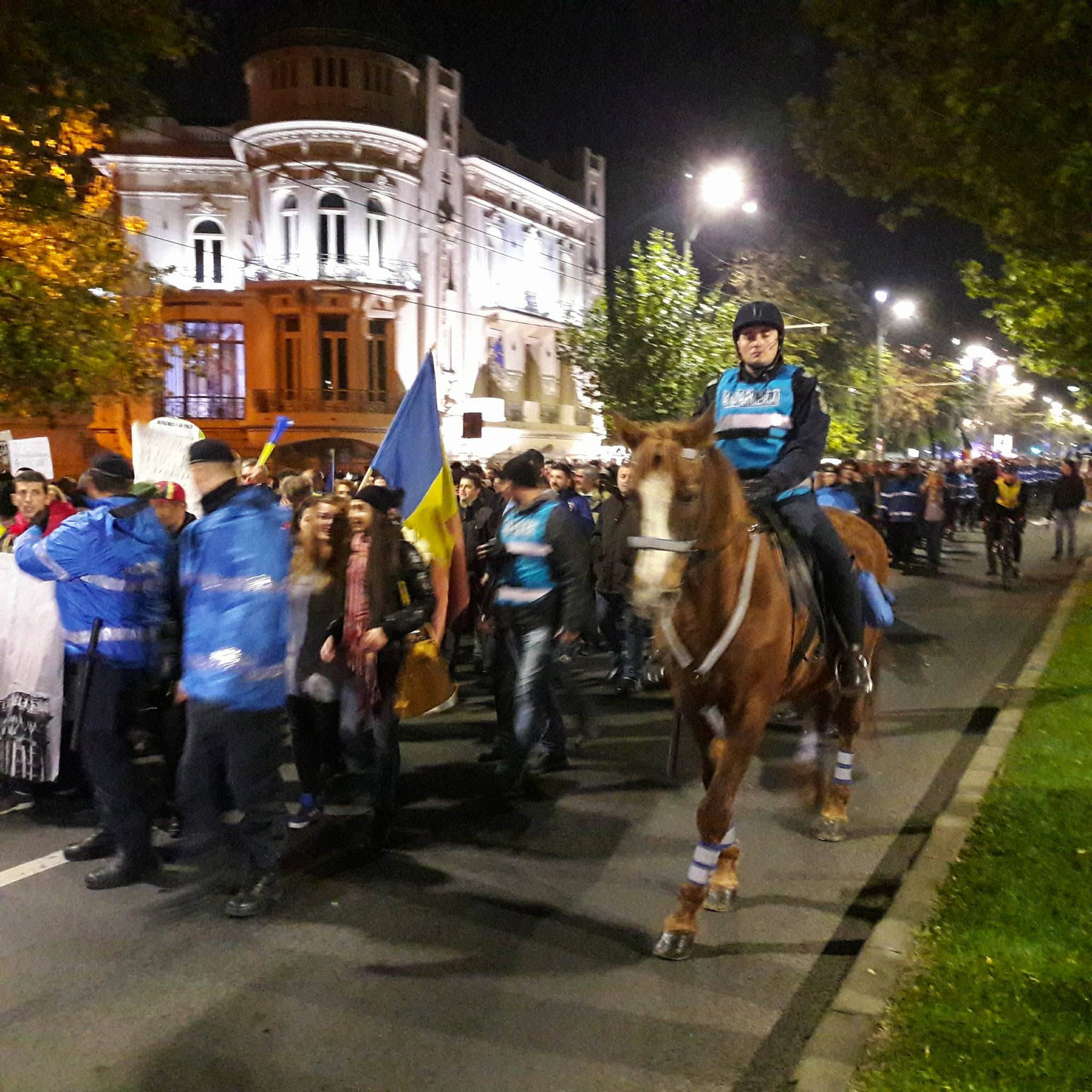 FOTO&VIDEO/ Protest în Capitală. 20.000 de oameni au participat la un marș din fața Guvernului până la Palatul Parlamenului