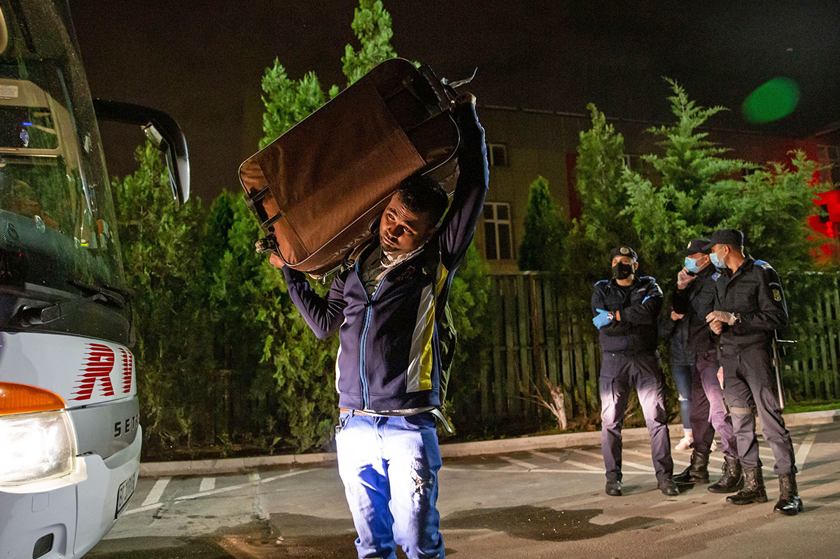 Saga umilinței. 36 de muncitori srilankezi, concediați de la o fabrică din Botoșani, au fost abandonați pe Otopeni, după ce au fost plimbați opt ore cu autocarul. „Nu-i treaba noastră că s-a închis aeroportul din Sri Lanka”