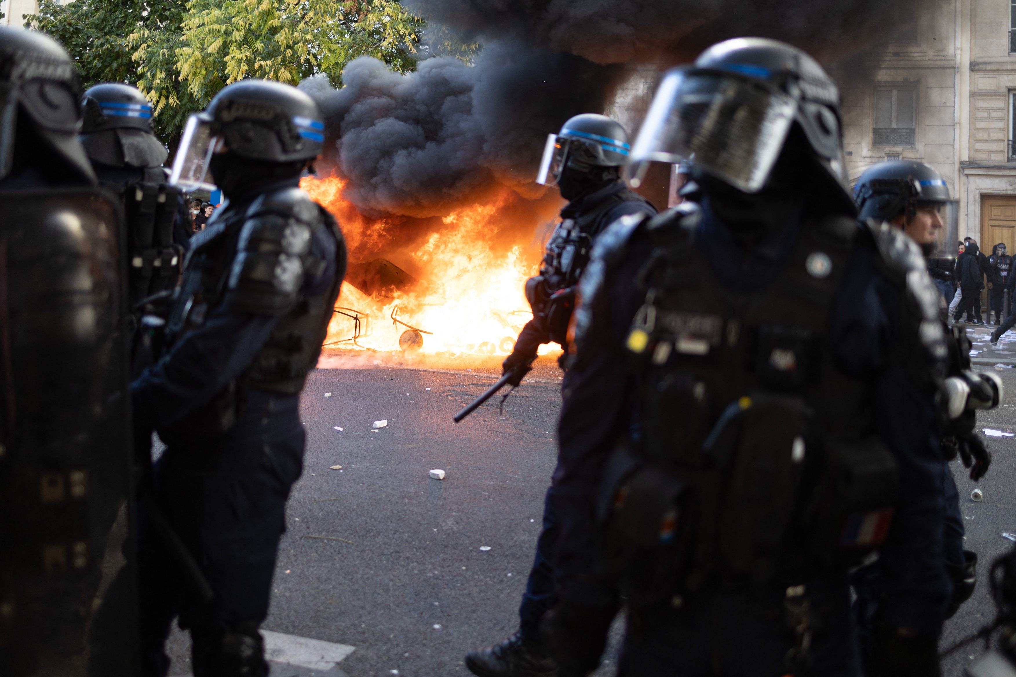 Guvernul de la Paris suspendă folosirea grenadelor de zgomot contra elevilor