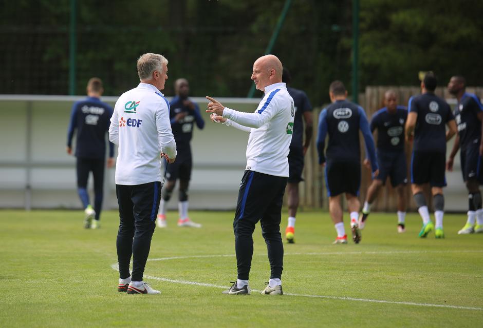 Francezii nu se tem de români. Didier Deschamps vrea să-l bage în sperieți pe Iordănescu și pune pe internet imagini video cu scheme de joc