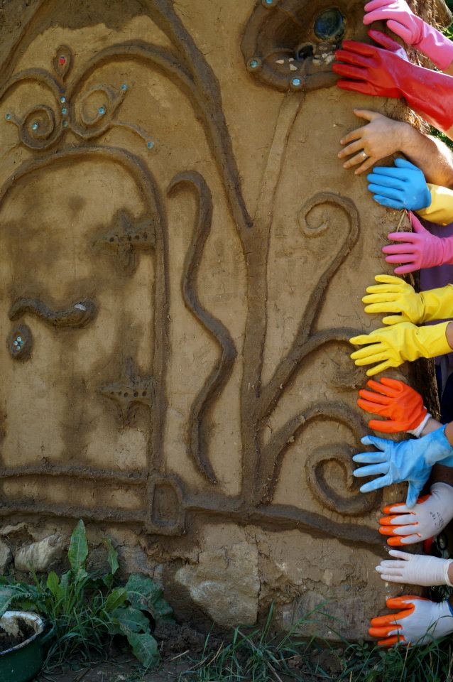 REPORTAJ/Ileana Mavrodin, arhitecta care a proiectat ”Castelul de lut din Valea Zânelor”, își dezvăluie secretele. Povestea caselor ”mângâiate”!