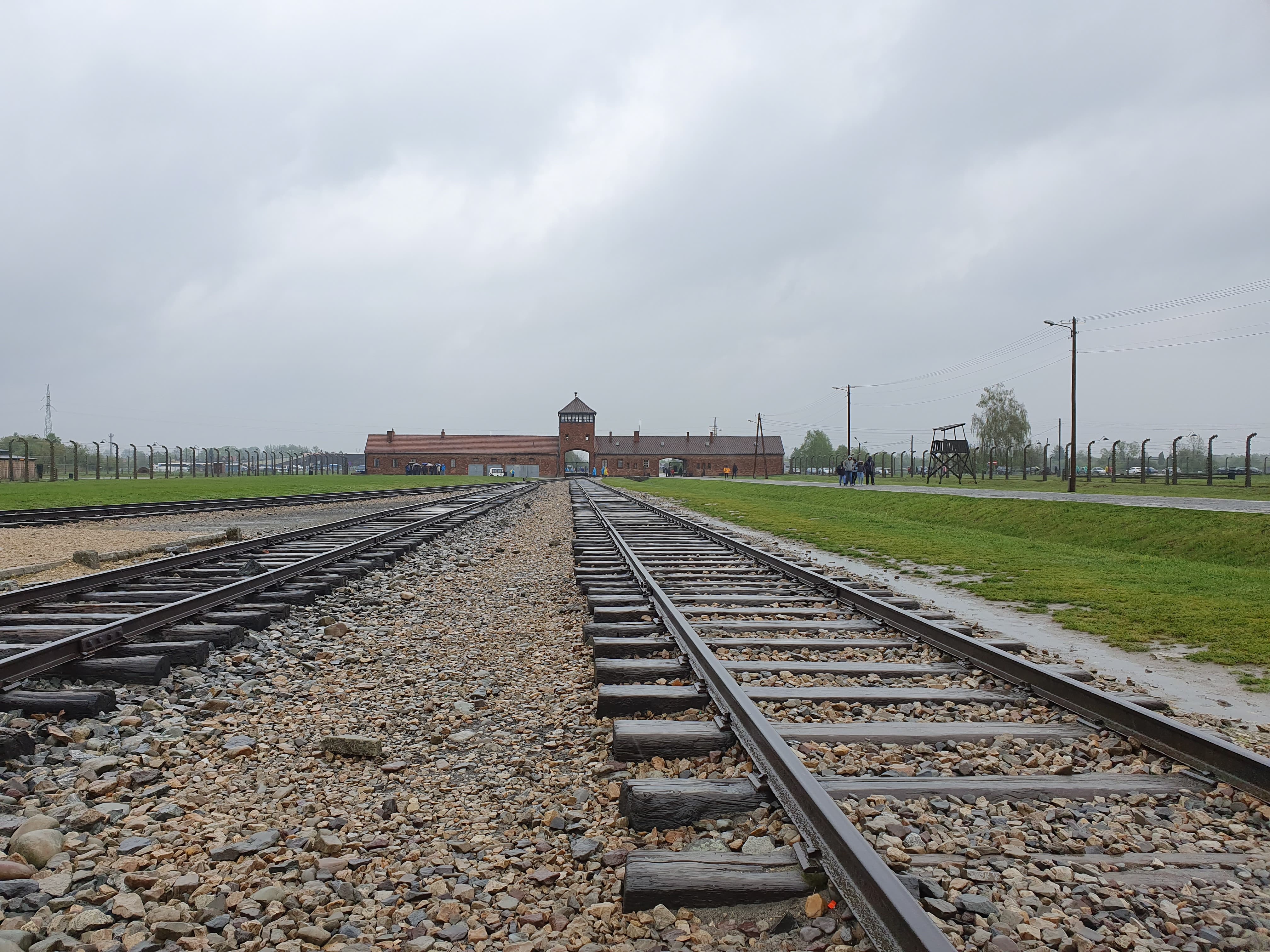 Răzvan Popescu de la Radio ZU a făcut Paștele la Auschwitz. „O vizită în lagăr ar trebui să fie obligatorie pentru orice om. Poate așa ne mai dispar gândurile războinice”