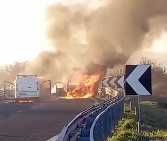 Patru milioane de euro furați ca-n filme din două mașini bilndate, de un comando înarmat cu puști Kalașnikov, pe o autostradă din Italia / VIDEO