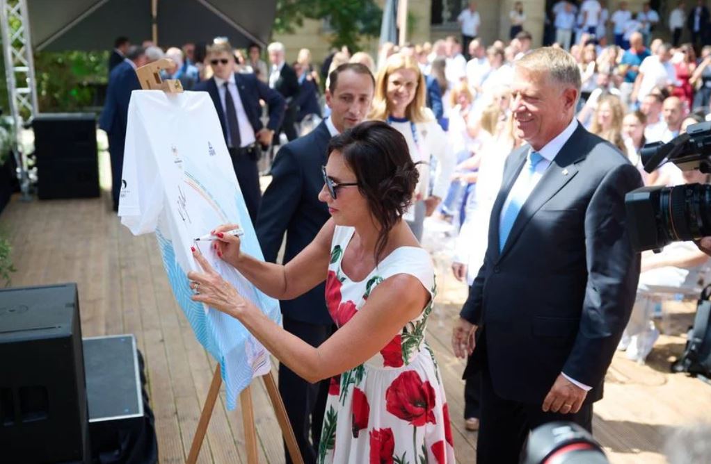 Dana Budeanu a criticat ținuta purtată de Carmen Iohannis la ceremonia de inaugurare a Jocurilor Olimpice de la Paris: „Cum este posibil așa ceva de 10 ani?”