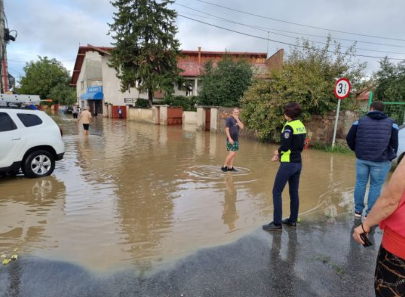 Zeci de gospodării și străzi din Brașov, inundate. Un pod din Vrancea, distrus de viitură