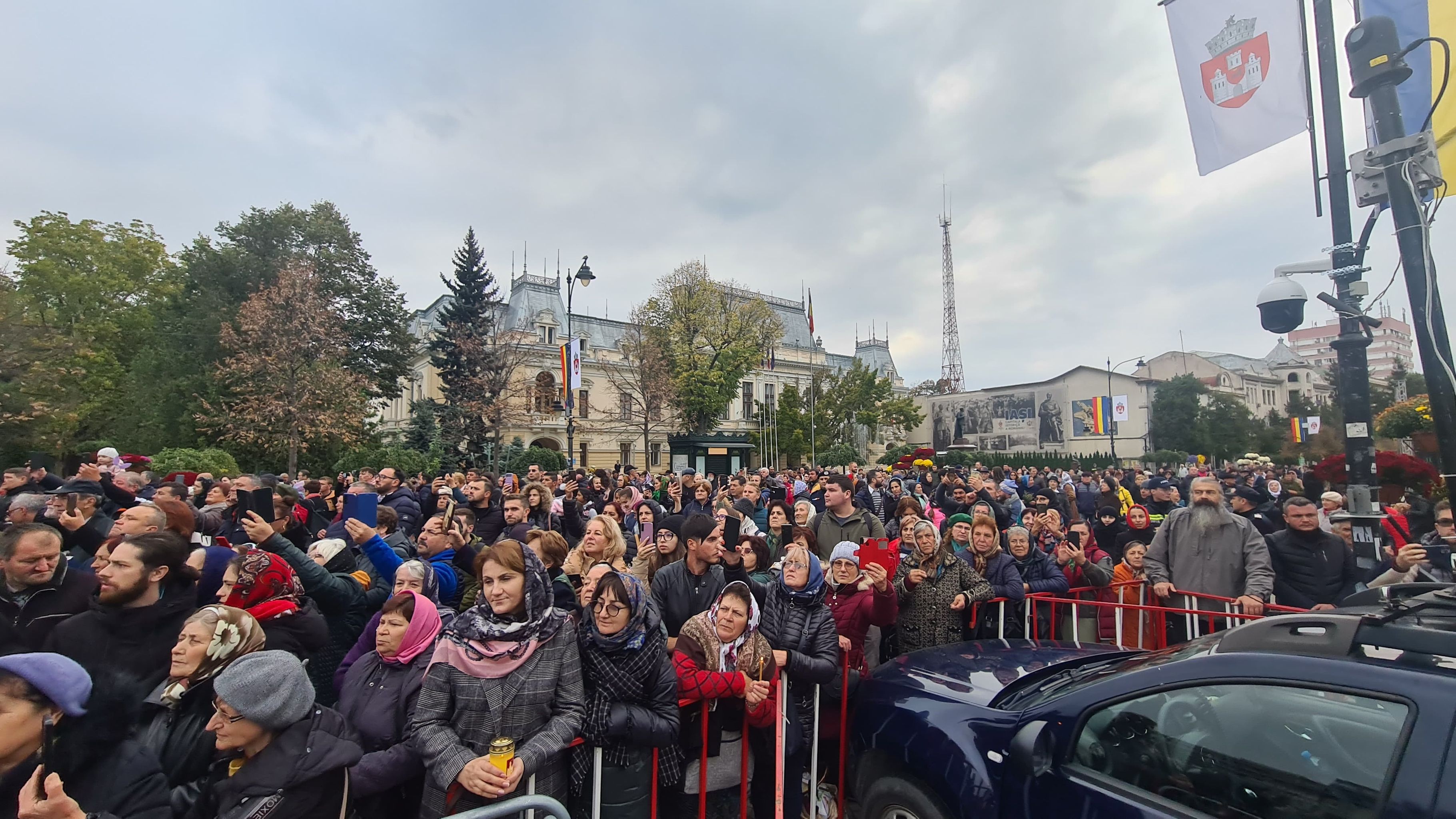 Ierarhi din Tanzania sau Siria, printre preoţii care au oficiat slujba Sfintei Parascheva în fața a peste 35.000 de credincioși